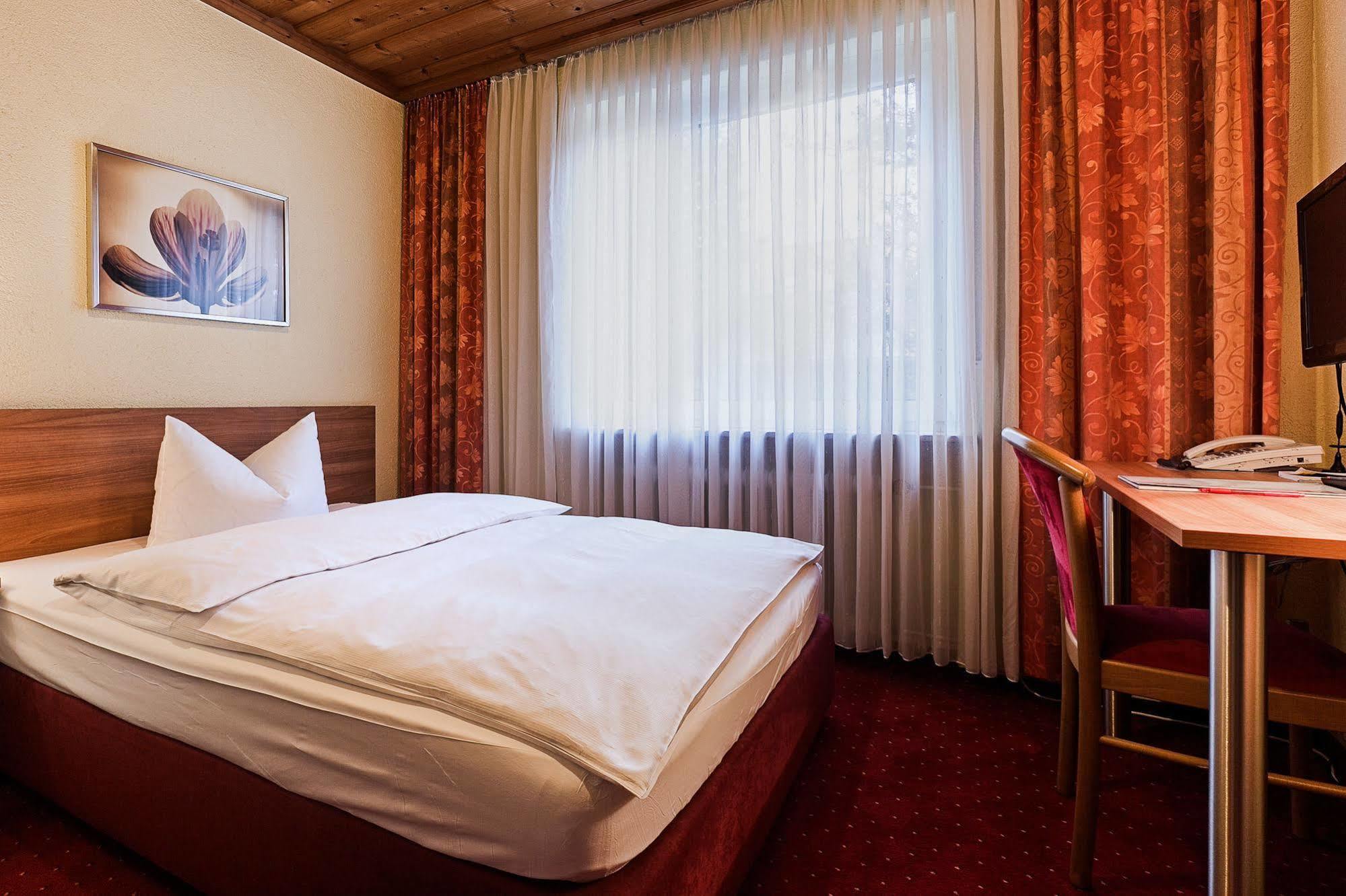 Nuernberger Trichter Family-business Garni Hotel